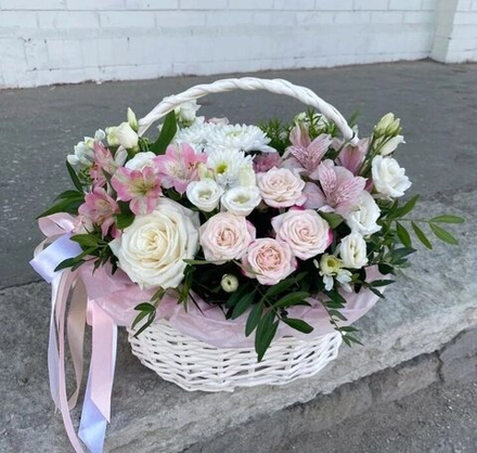 Букет "Нежность", плетеная корзина, роза, альстромерия и хризантемы