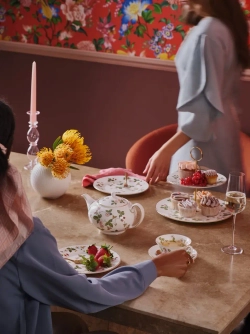 Wedgwood Wild Strawberry II - многоярусная витрина