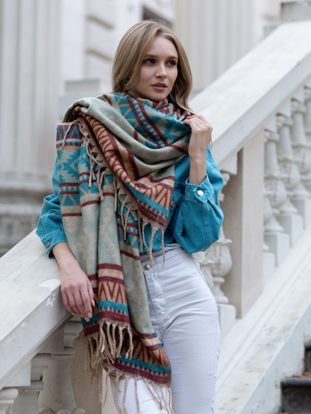 Теплый палантин с орнаментом