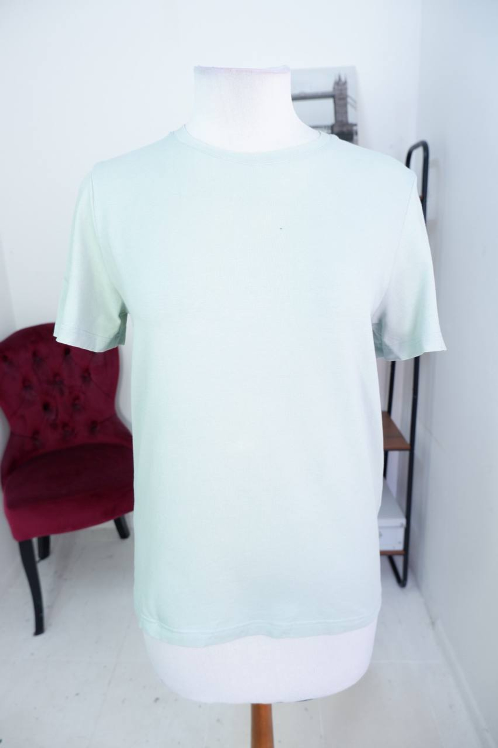 Футболка в базовом цвете, визуально 46/48 размер