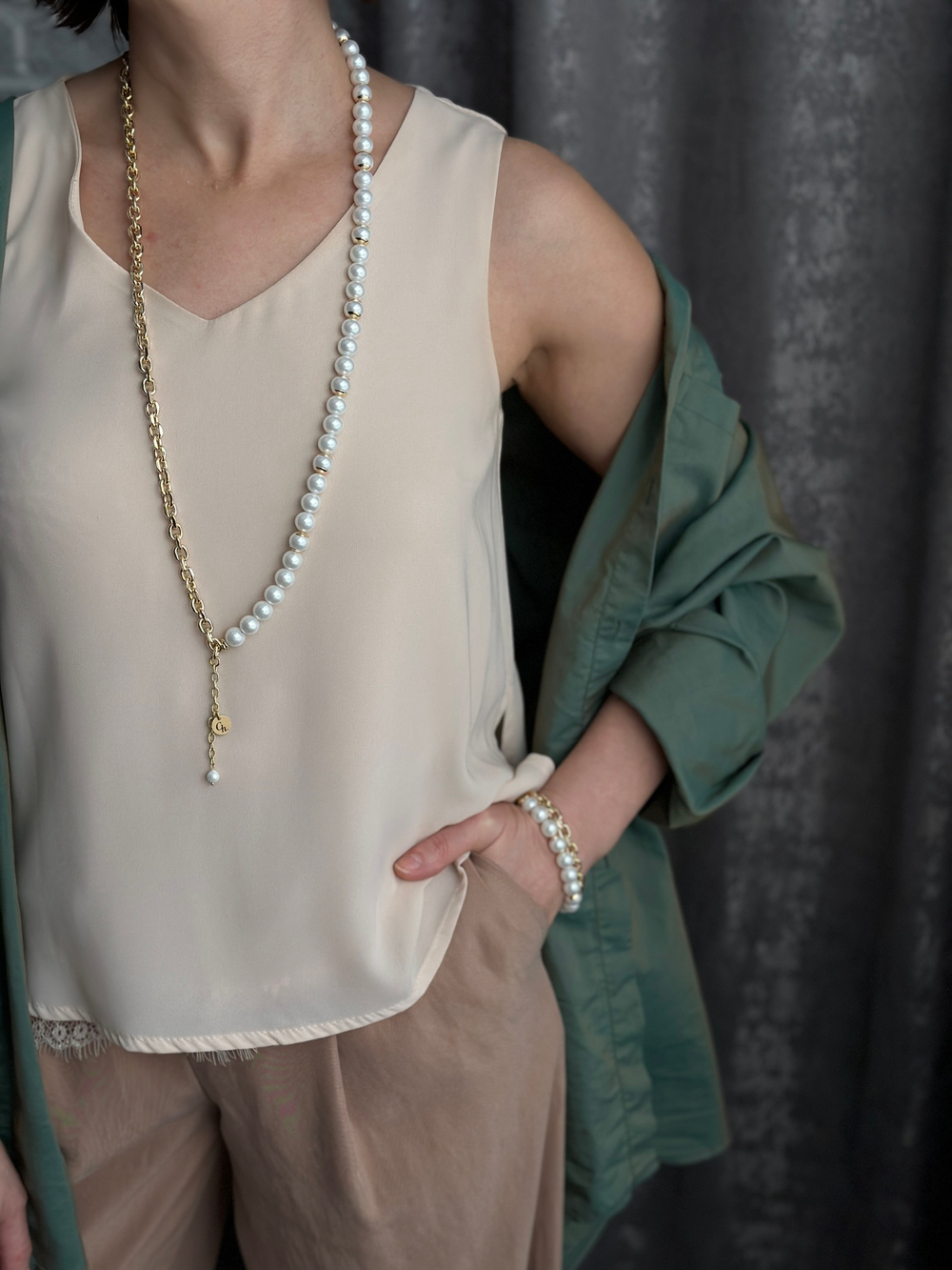 Браслет 2 ряда жемчуг Майорка и цепь ролло, оттенок золото