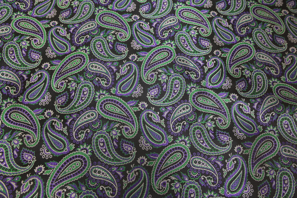 Жаккард черный с зелено-фиолетовыми огурцами