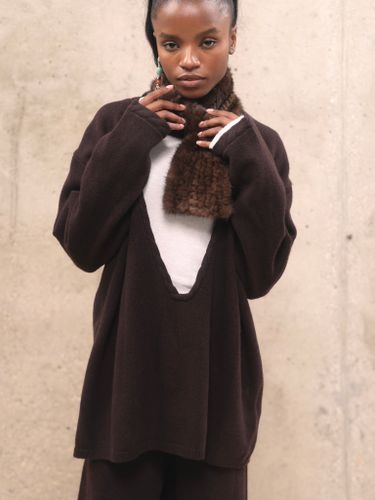 Шоколадный кашемировый костюм с глубоким вырезом