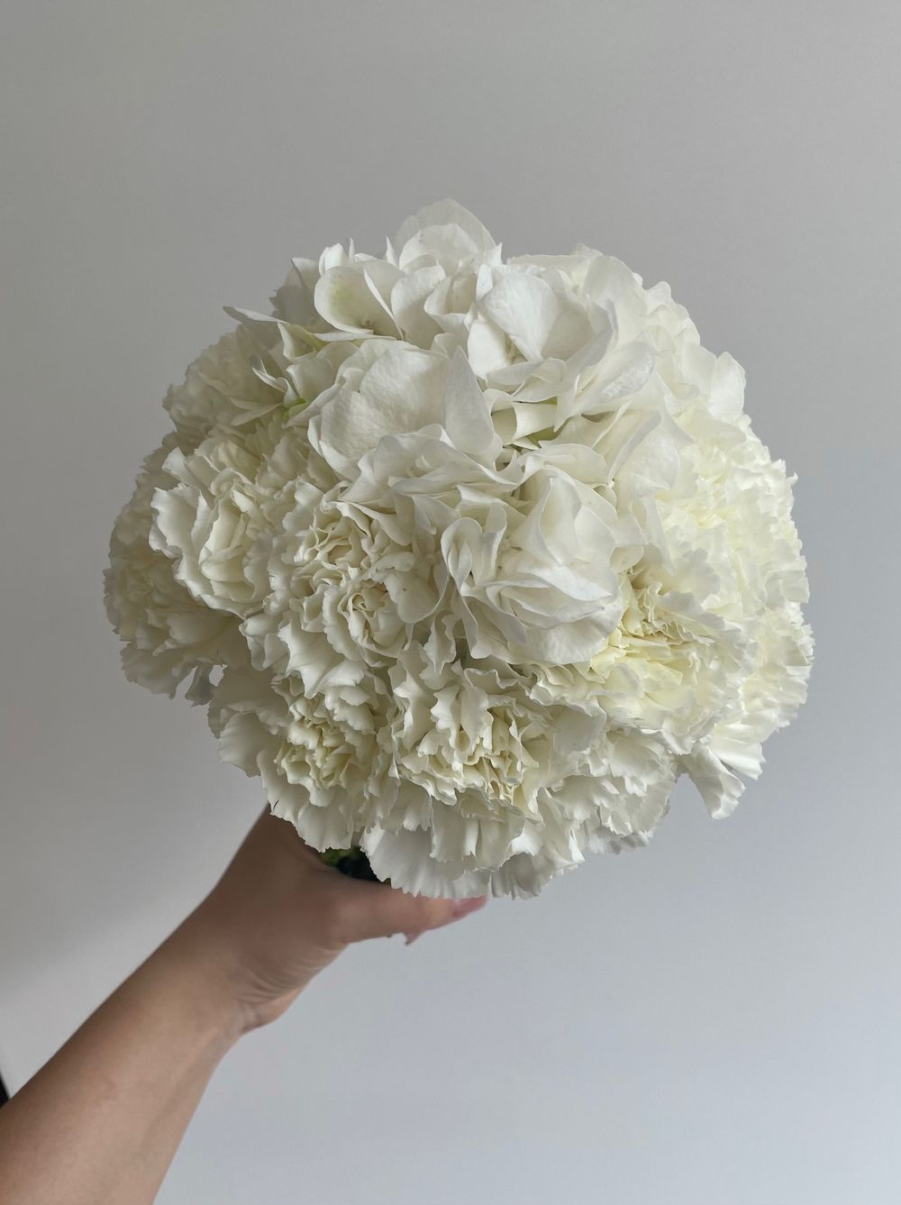 Свадебный букет из гортензии и диантусов