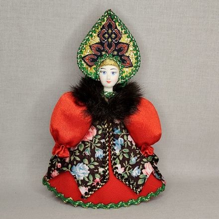 Малая подвесная кукла с меховым воротником