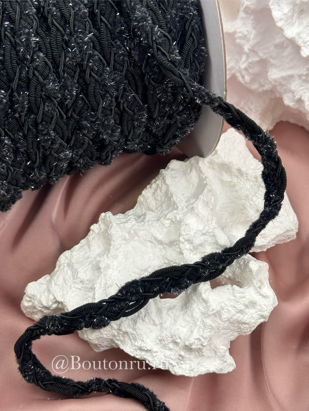 Тесьма плетеная черная с пушистыми вставками