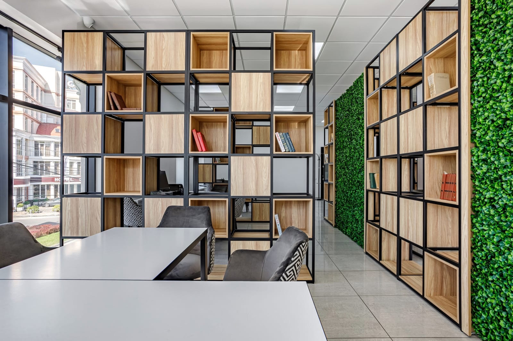 2.23. Вертикальное озеленение офисного пространства искусственной зеленью.