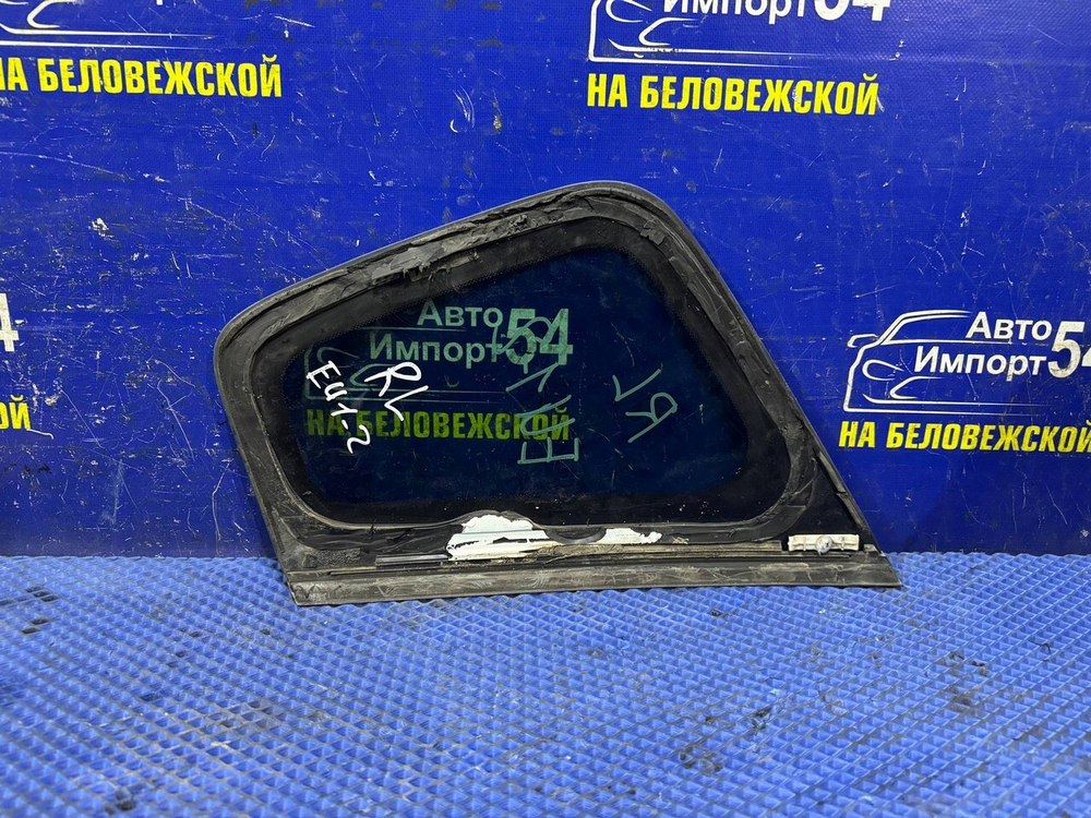 Стекло багажника левое Honda CIVIC 2001