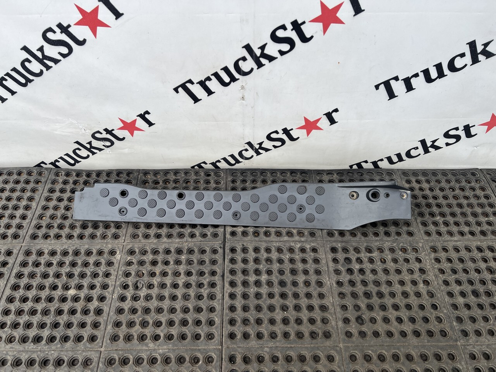 Накладка порога правая 2023г