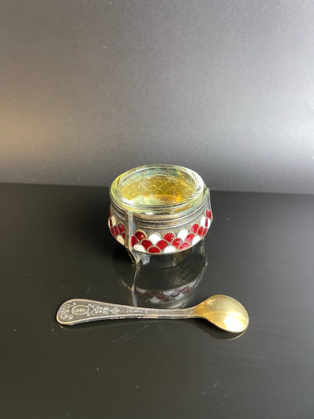 Солонка с ложечкой и декором в виде чешуи, мельхиор (медь-никель), эмали, стекло, золочение, Мстерский завод художественных изделий «Ювелир», СССР, 1970-1990 гг
