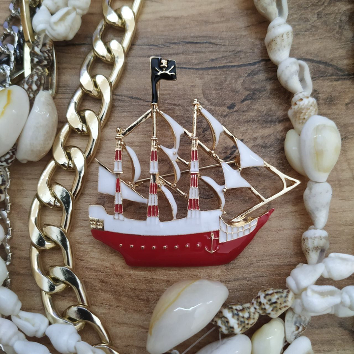 Брошь-кулон Корабль бело-красный эмаль цветная металл золотистый