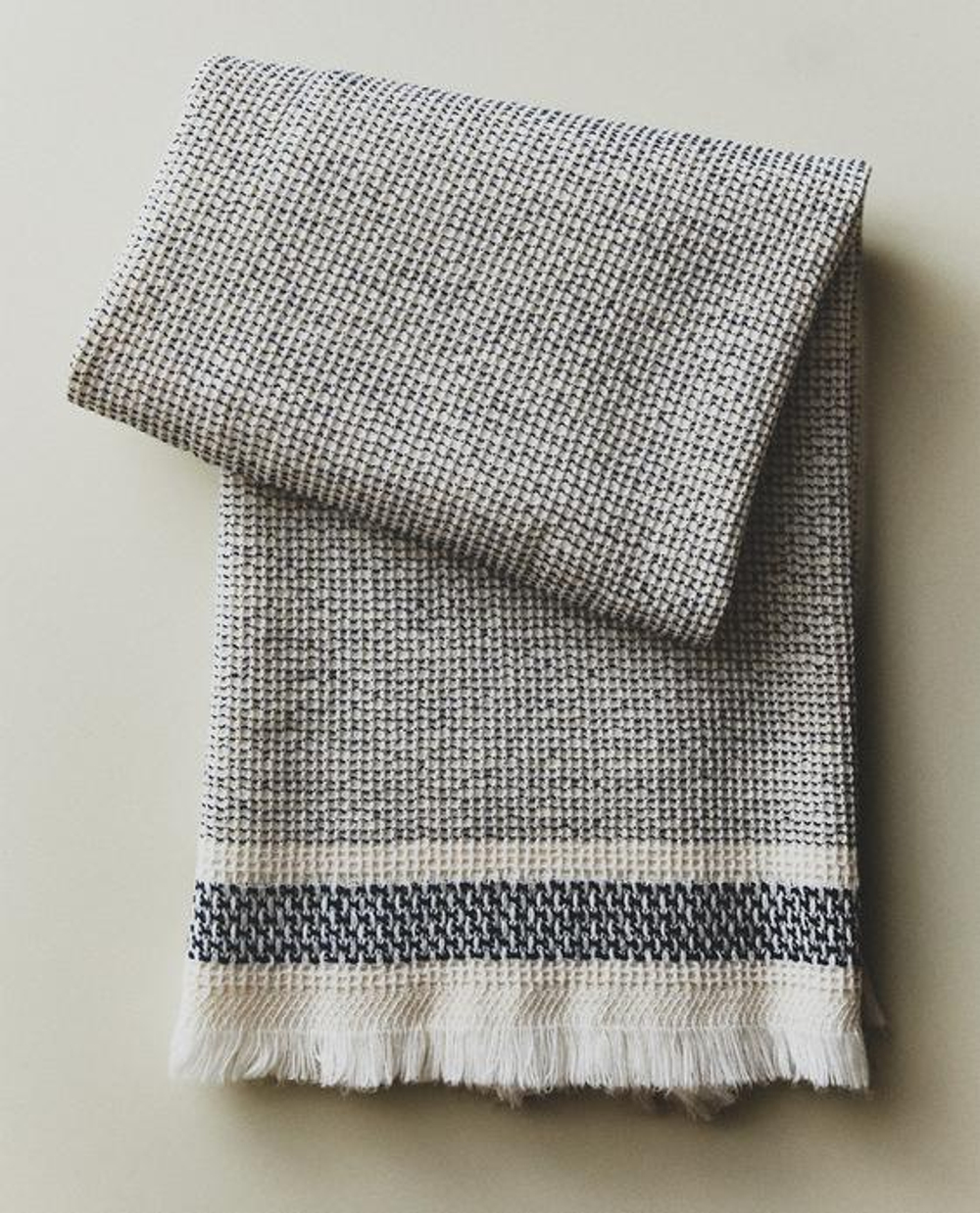 ZARA HOME КУХОННОЕ ПОЛОТЕНЦЕ ИЗ МАХРОВОГО ХЛОПКА С КОНТРАСТНОЙ ОТДЕЛКОЙ, СИНИЙ