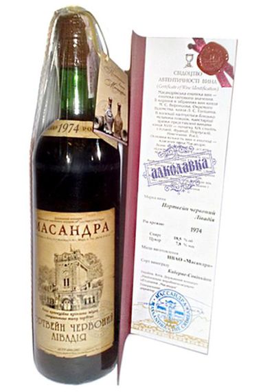 Вино коллекционное крепкое Портвейн красный Ливадия Массандра 1974 год 0,7л 18%