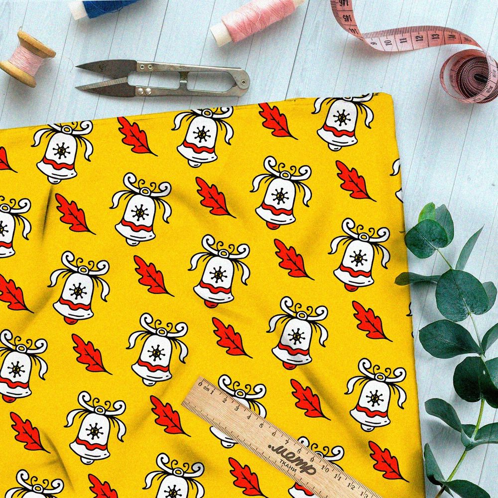 Ткань атлас белые колокольчики и опадающие листья дуба