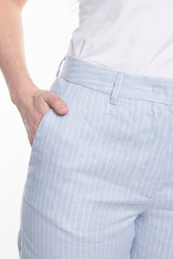 БРЮКИ В ТОНКУЮ ПОЛОСКУ С ЛОГОТИПОМ