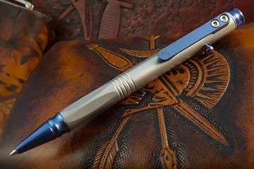 Ручка Spartan BladesSP2BL - ручка титановая Grafi, серая сатин с голубой клипсой