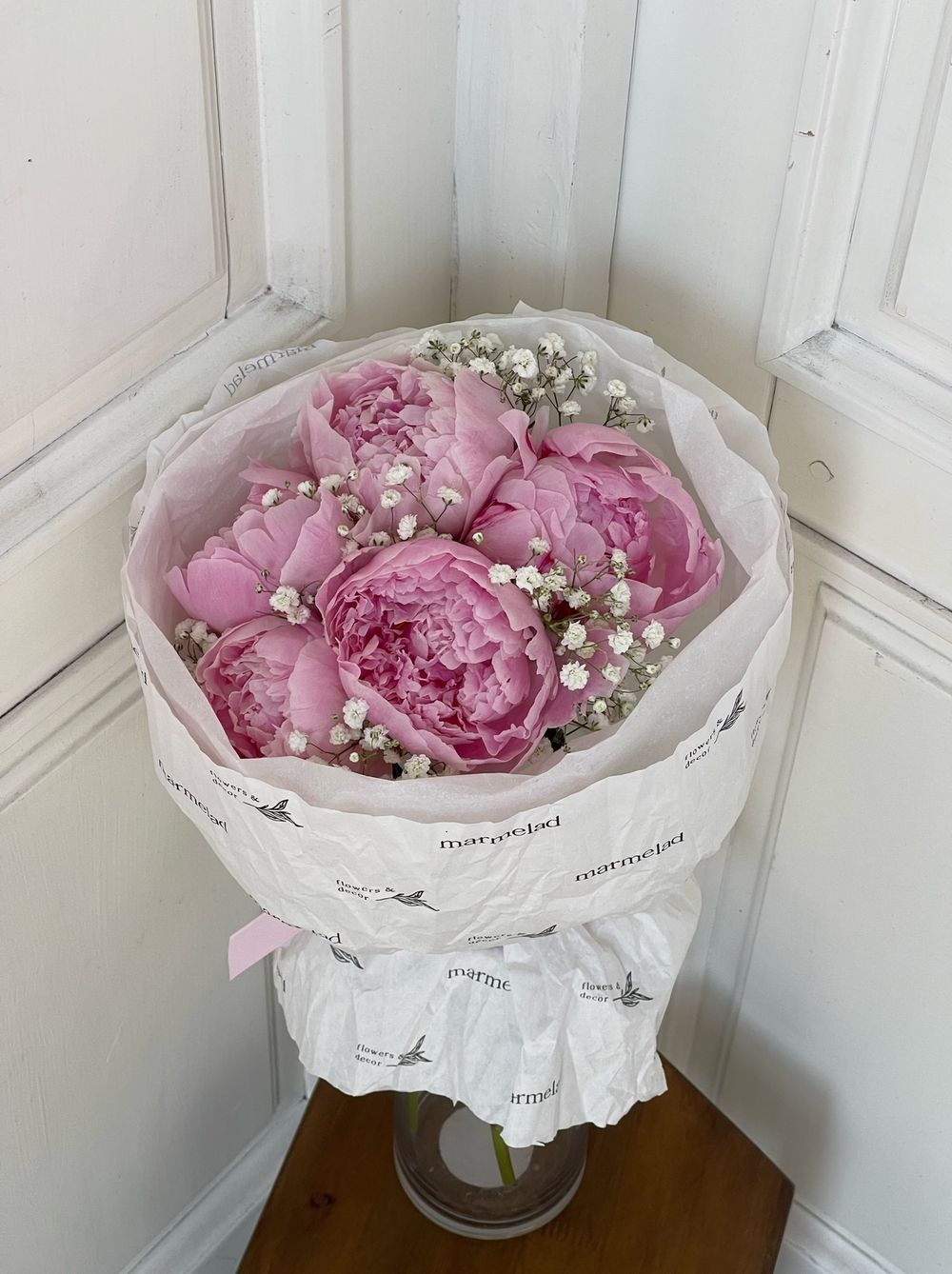 Букет 5шт пионов и гипсофилы