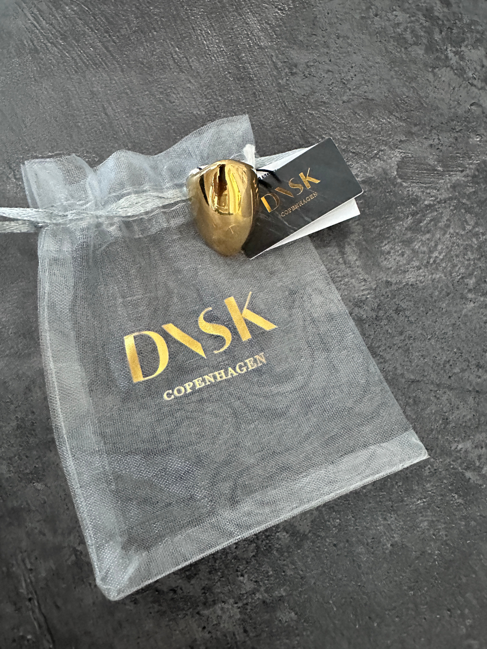 Кольцо Dansk Copenhagen, Courage Waterproof, лаконичный дизайн, DNSK26.1-1W2401013 (золотистый, 17)