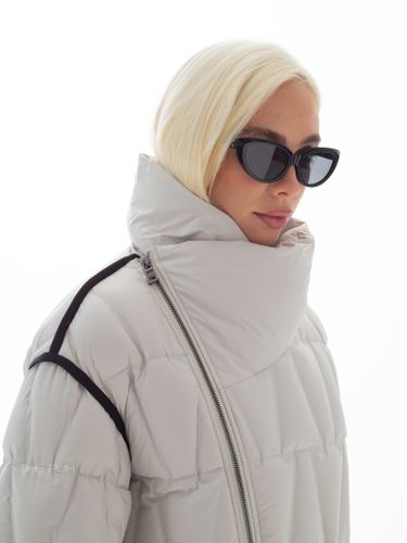 Удлиненный пуховик бежевого цвета на косой молнии