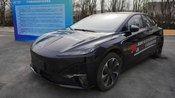 Компания FAW впервые внедрила литий-марганцевую жидкостно-твердотельную батарею емкостью 142 кВт⋅ч, обеспечив запас хода электромобиля до 1000 км