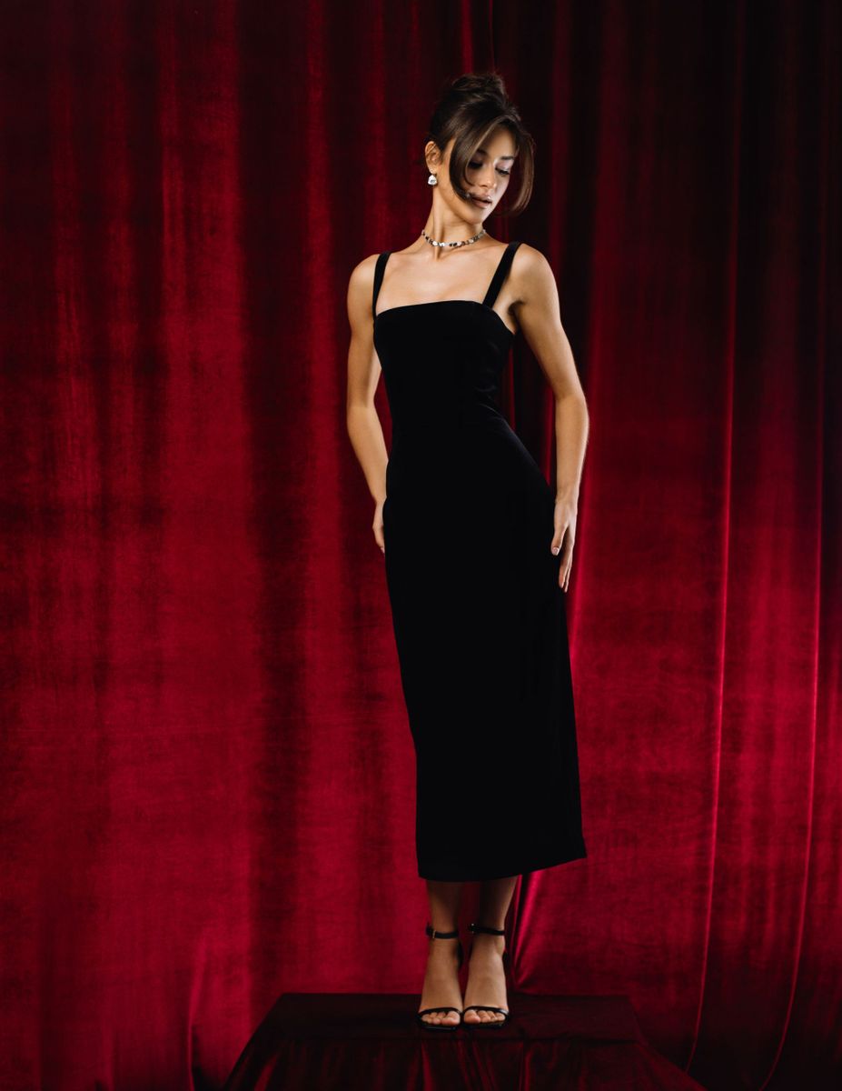 Платье из бархата на лямках миди черное