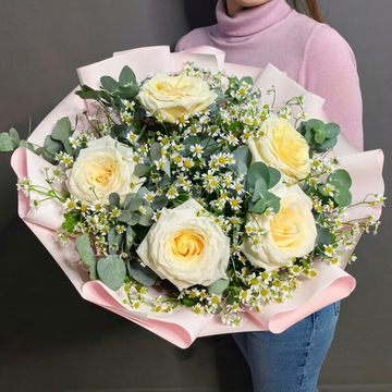 Авторский букет с ароматными пионовидными розами сорта "Candlelight"