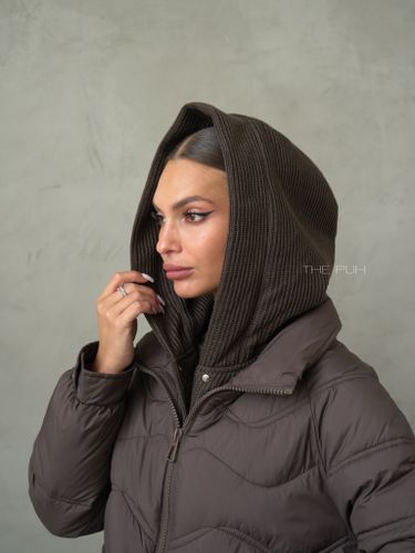 Шоколадный пуховик с трикотажной манишкой