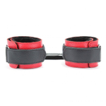 Красно-чёрные кожаные наручники с меховым подкладом (Цвет: красный с черным)