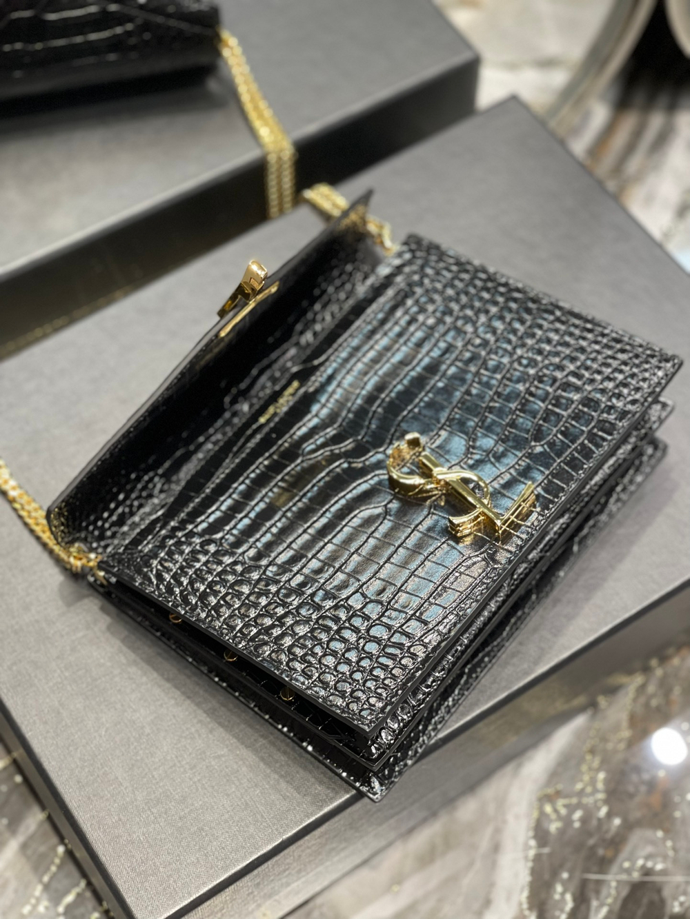 YSL Cassandra Medium 22 cm