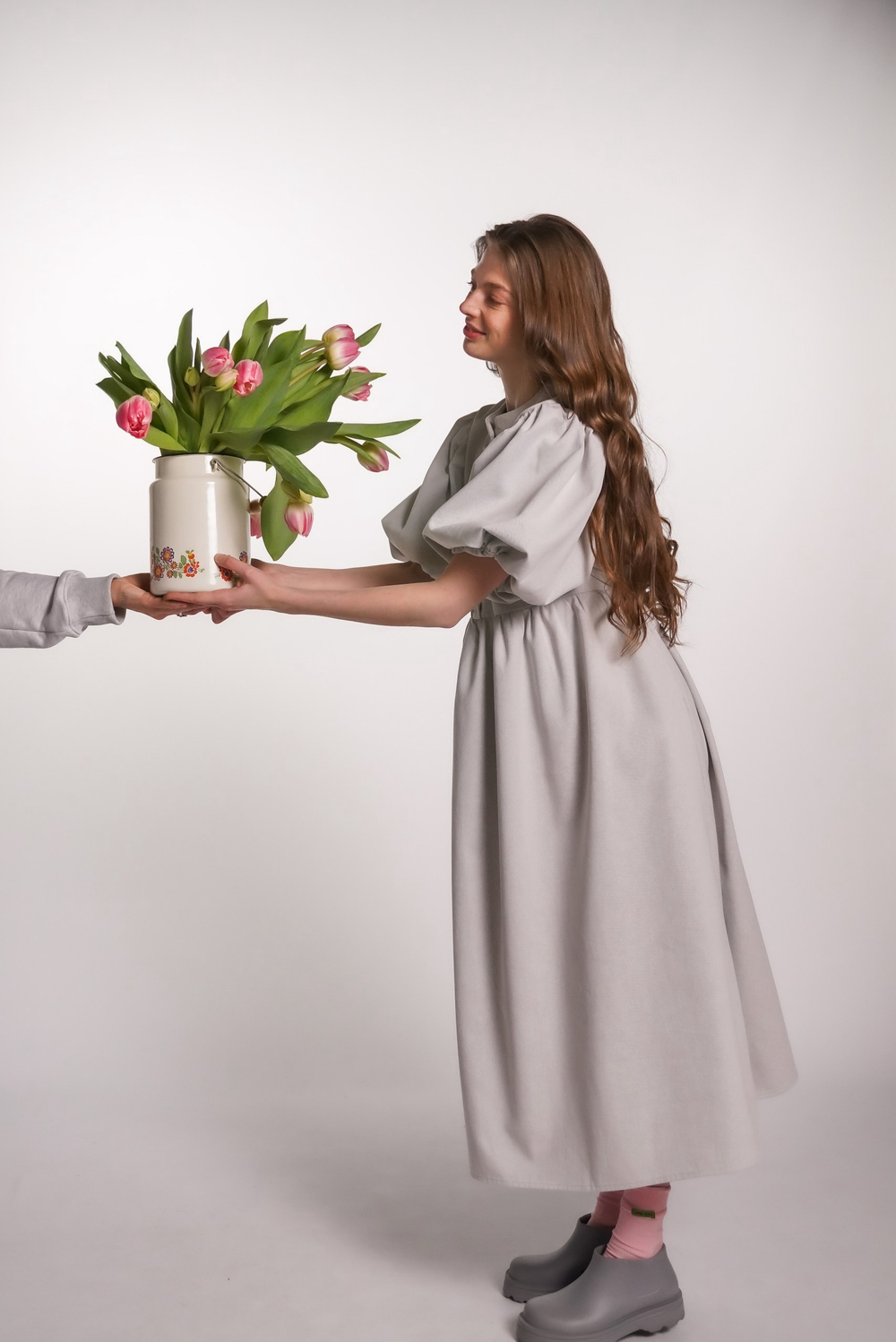 Платье с жабо и рукавами фонариками из плотного хлопка, в светло-сером цвете