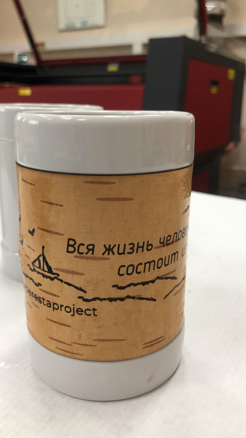 Кружка большая фарфоровая c берестой и с цитатами Чехова. Chekhov forever.