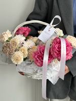 Цветочная корзина с ярким акцентом