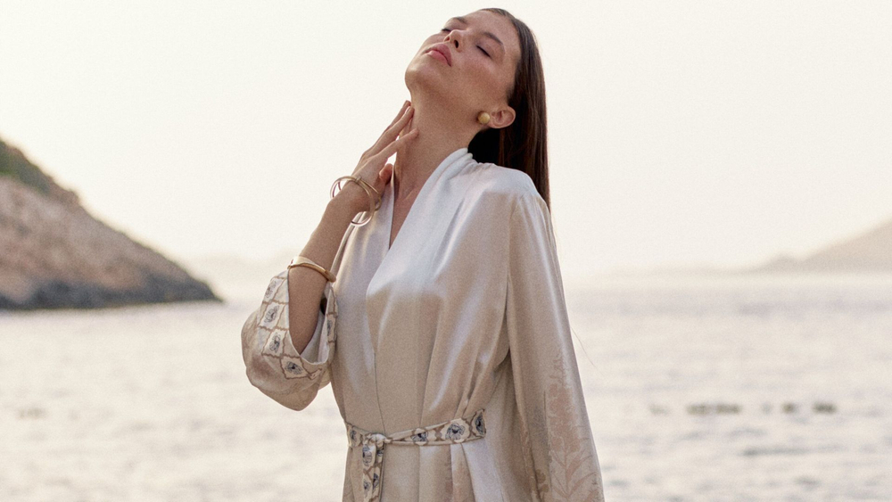 Халат шелковый Mollen Маки жемчужный/белый