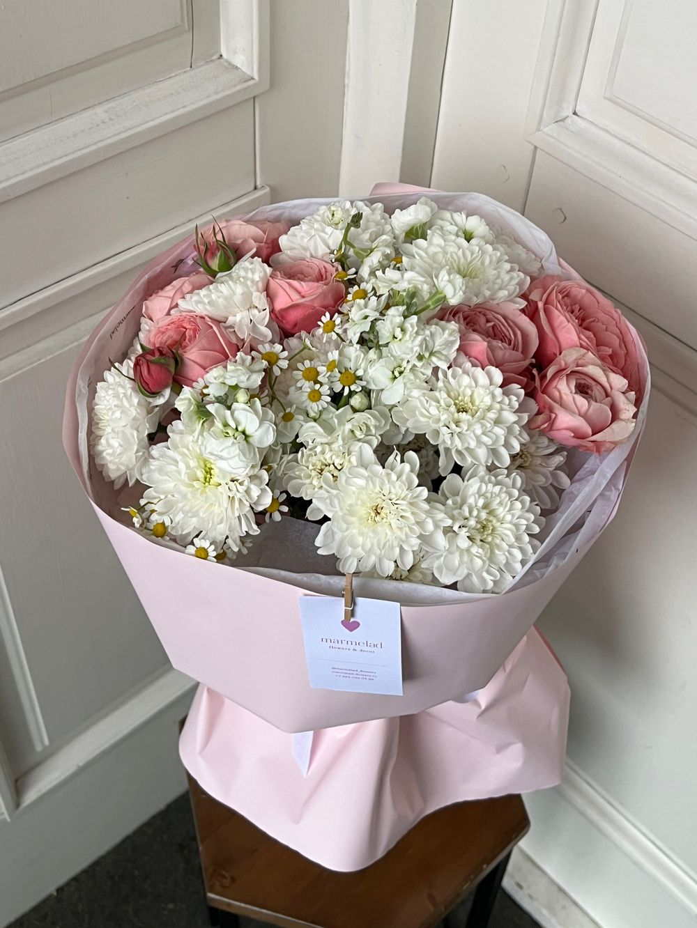 Авторский букет из хризантемы, яркой пионовидной розы, ромашки и маттиолы