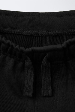 ZARA ШОРТЫ ИЗ МЯГКОЙ ТКАНИ С РЕЛЬЕФНОЙ НАДПИСЬЮ, ЧЕРНЫЙ