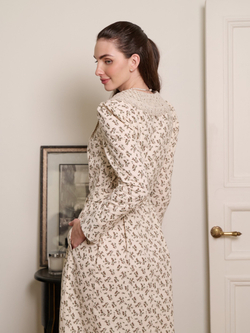 Платье с кружевным воротником