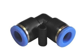 Фитинг пластик Г-обр.  ф=06мм (PUL 06) AT10322