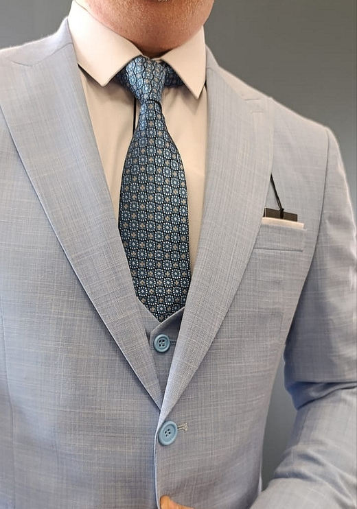 Костюм классический тройка голубого цвета.