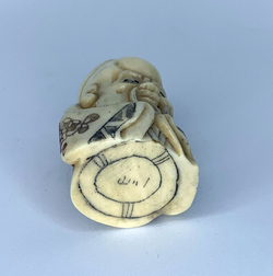 Нэцкэ Шоусин с шапочке