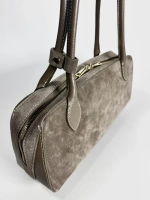 Женская сумка-багет из натуральной замши цвета тауп