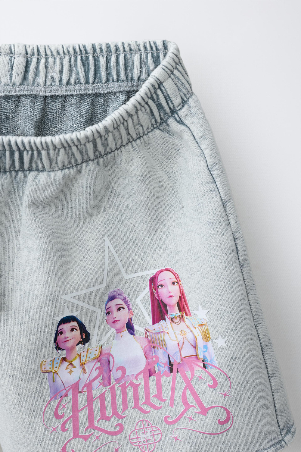 ZARA ШОРТЫ ИЗ МЯГКОЙ ТКАНИ С ЭФФЕКТОМ ПОТЕРТОСТИ KPOP DEMON HUNTERS™ NETFLIX ©, МЯГКИЙ СЕРЫЙ