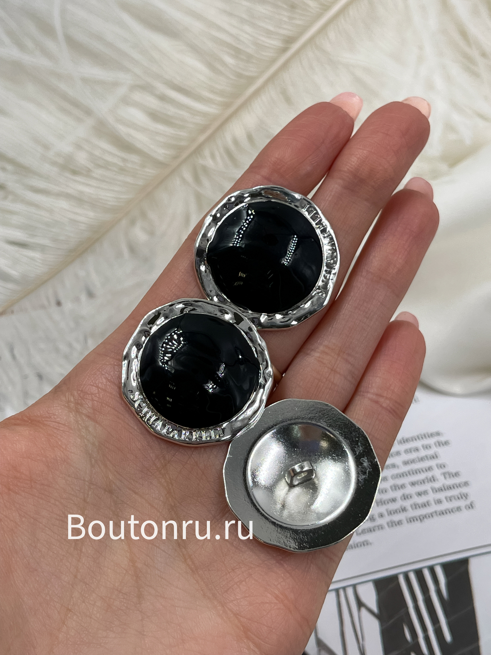 Пуговицы серебристые круглые с черной эмалью Скиапар.