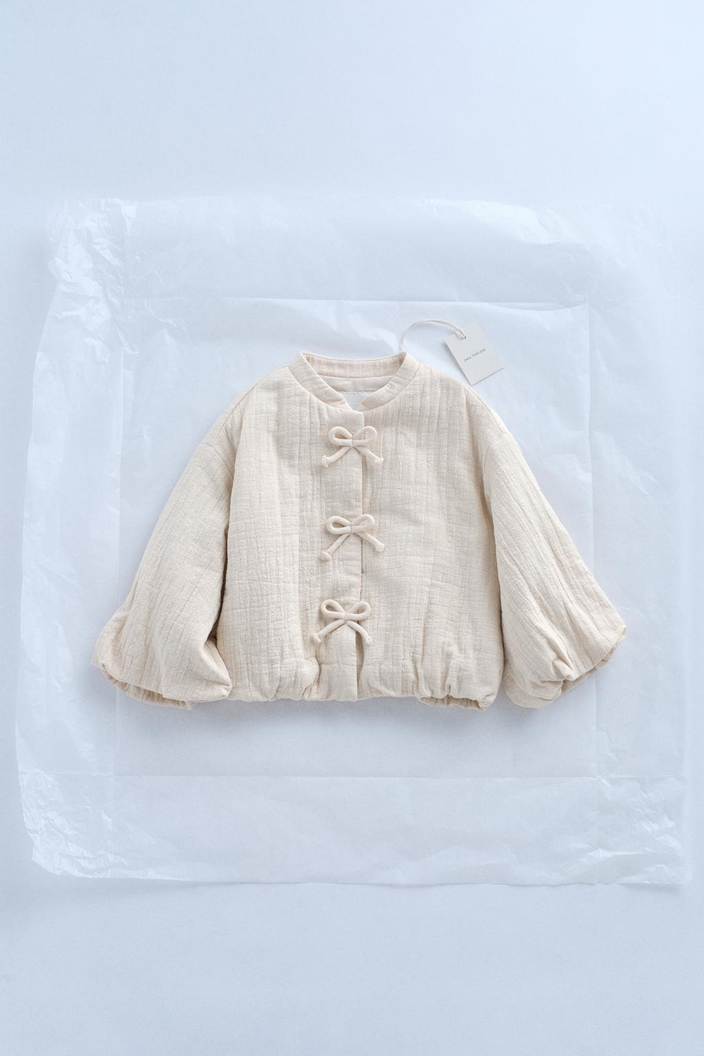 ZARA СТЕГАНАЯ КУРТКА С БАНТАМИ — TIMELESZ, ЭКРЮ