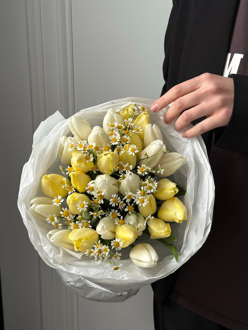 Букет из 29 белых, лимонных тюльпанов и ромашек