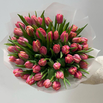 Букет из 49 пионовидных розовых оранжевых тюльпанов в матовой упаковке