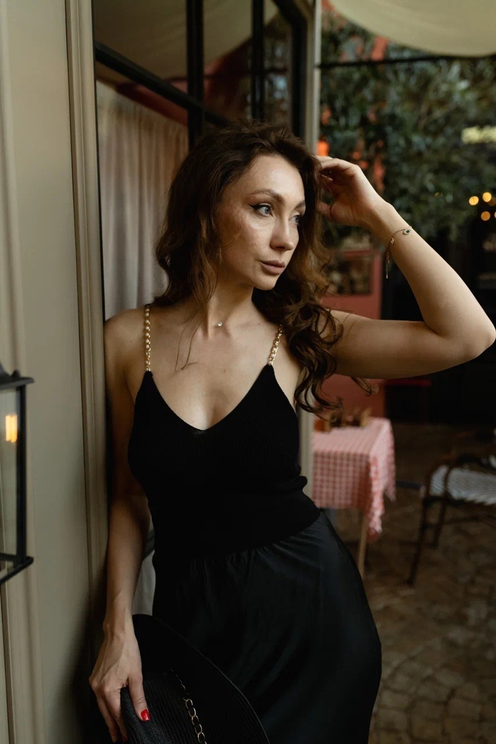 топ с жемчужными бретелями