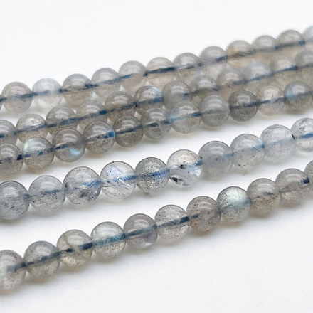 Лабрадор бусины, диаметр около 5,5 мм, цена за отрезок 19 см (1/2 нити)