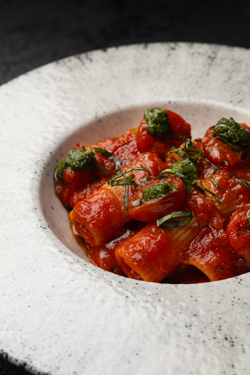 Паста ригатони в томатном соусе с сальсой верде