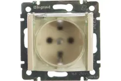 Розетка Legrand Valena с заземлением с крышкой и шторкой IP44 слоновая кость 25713
