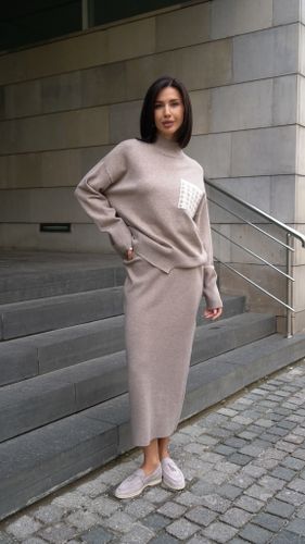 Трикотажный женский костюм в цвете капучино с юбкой